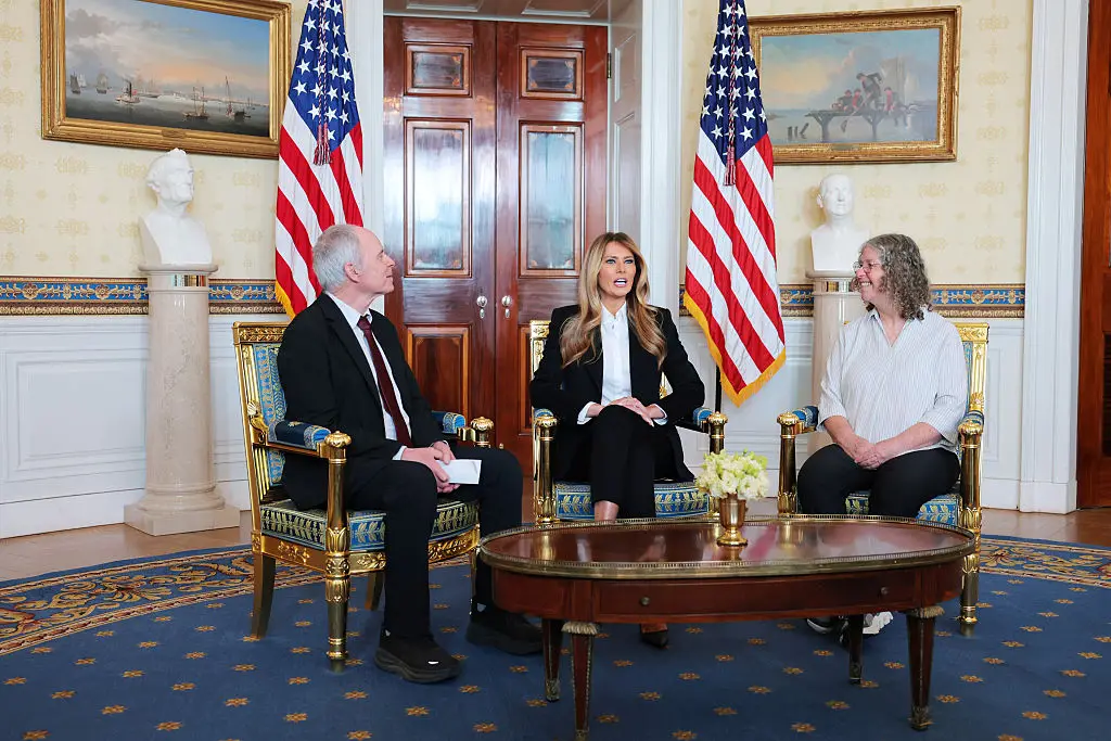 First Lady Melania Trump met with Keith Siegel (L) and Aviva Siegel (Anna Moneymaker / Getty Images)
