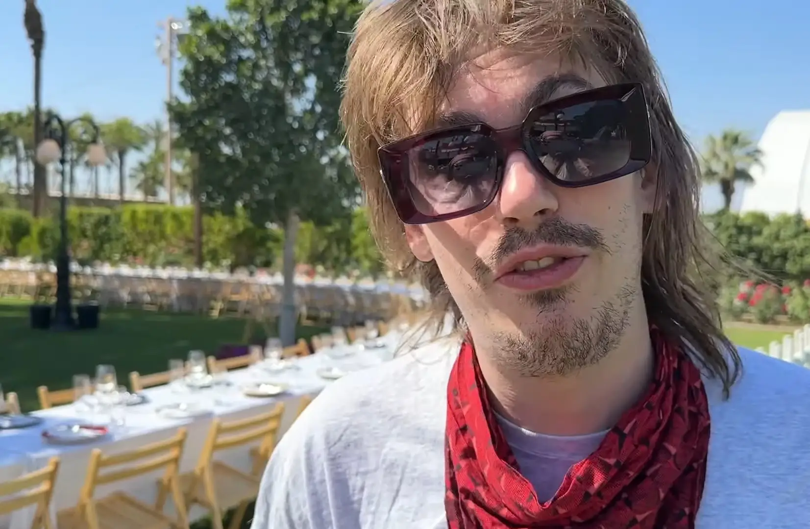 For another $364 on top of your VIP fee of $1069 you can have a sit down meal.