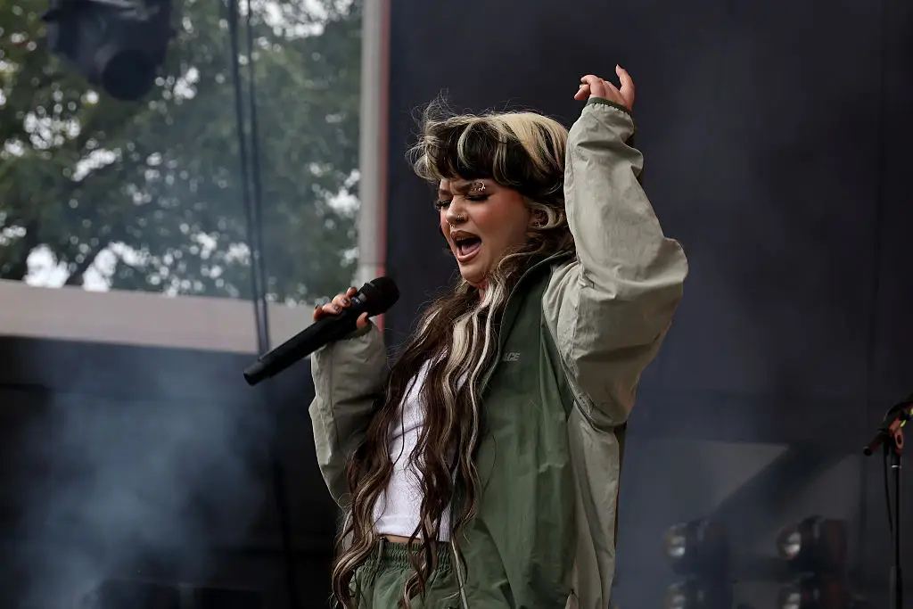 Lola Young performs at the 2025 All Things Go NYC at Forest Hills Stadium prior to collapsing (Marleen Moise/Getty Images)