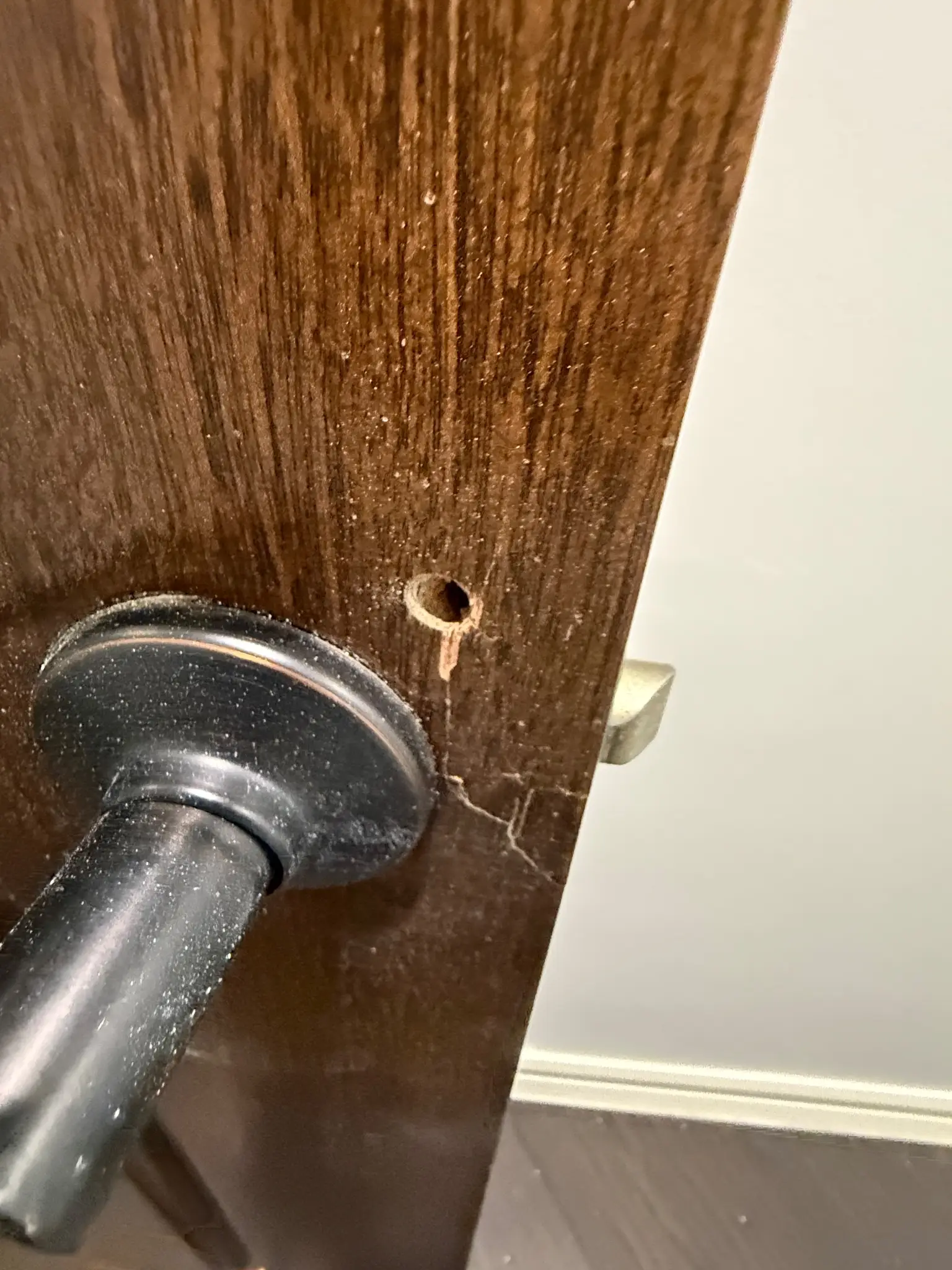 A bullet hole can be seen on the streamer's bedroom door (X/Amouranth)