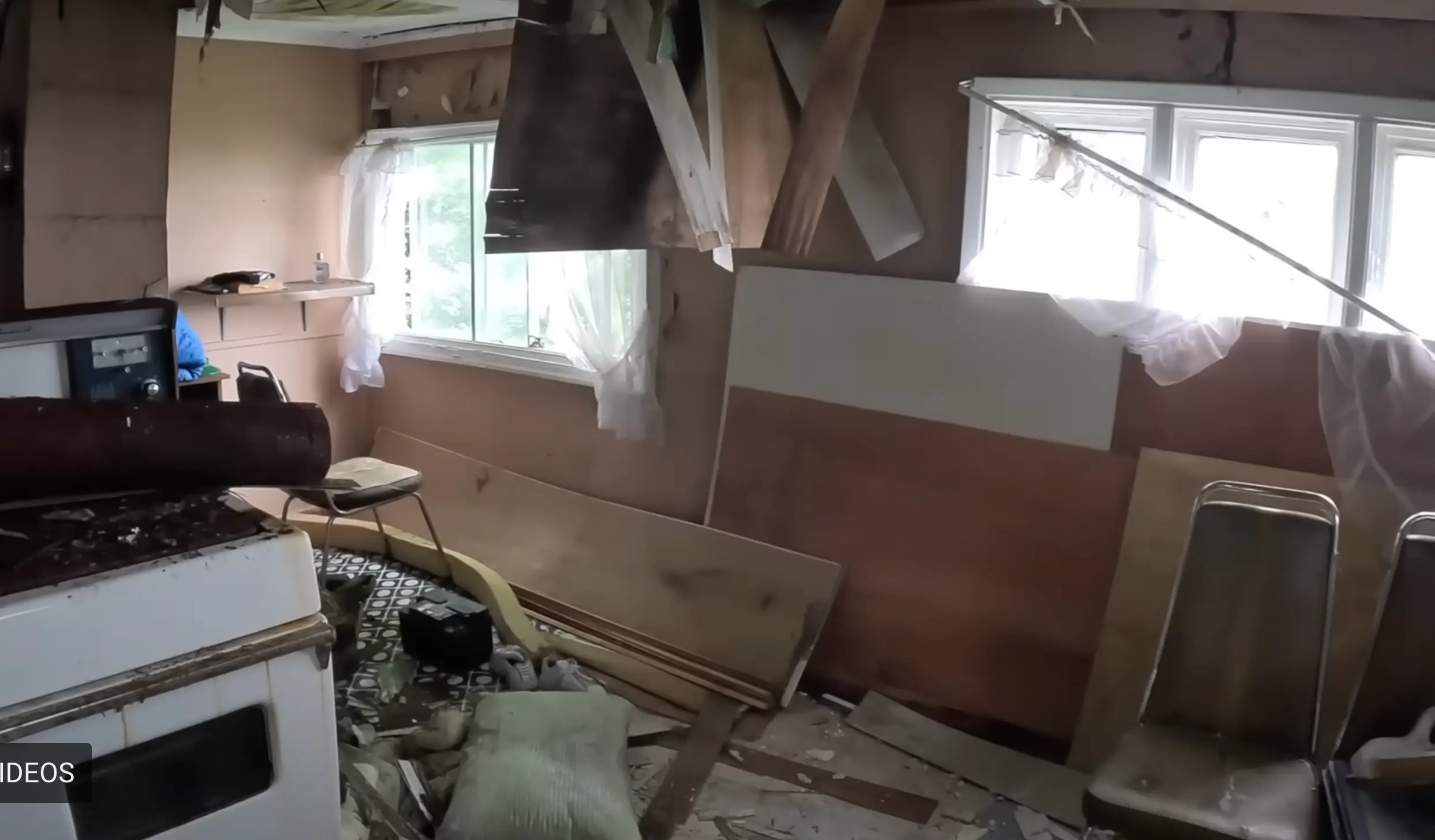 The kitchen was initially quite a mess (Skote Outdoors/YouTube)