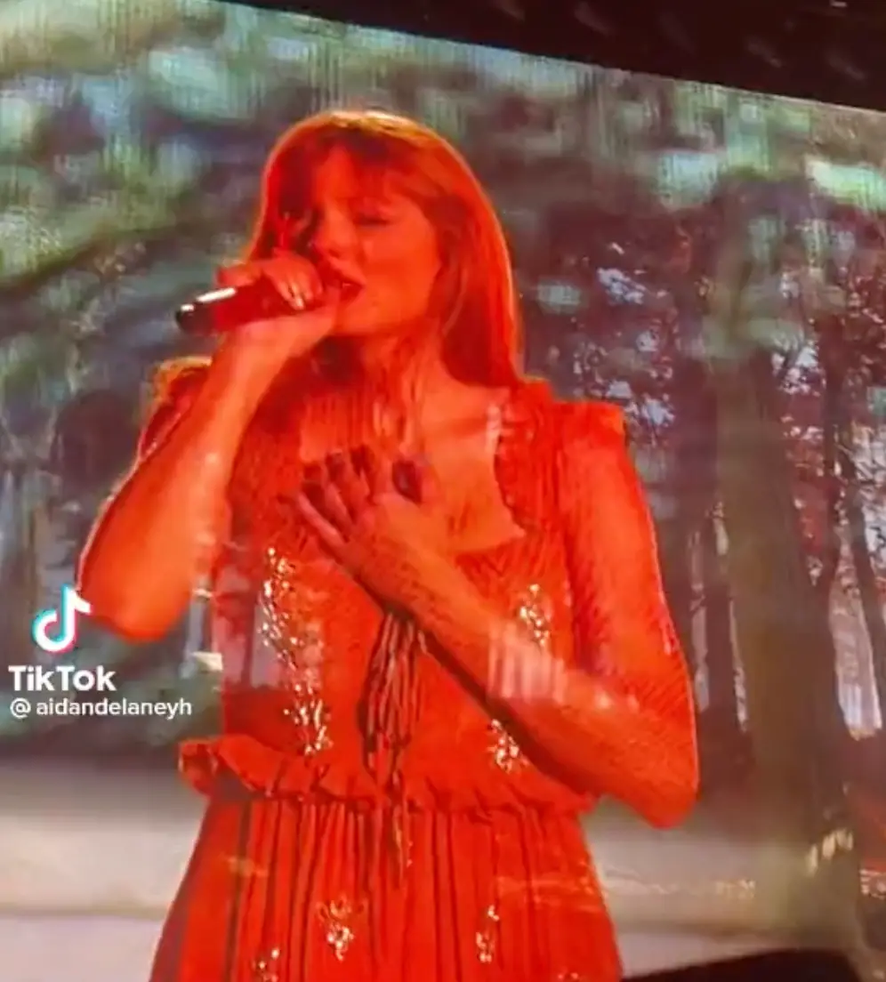 Taylor Swift blew fans away with her rendition of 'marjorie'.