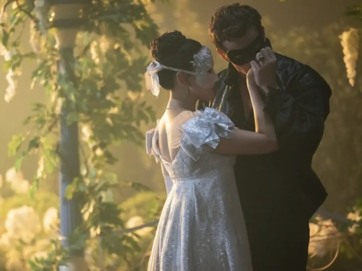 Sophie and Benedict meet at a ball held at Bridgerton House (Netflix)