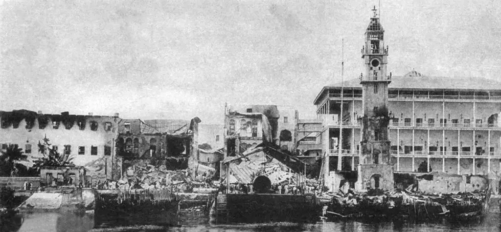 The palace after the bombardment. (Pictures from History/Getty Images)