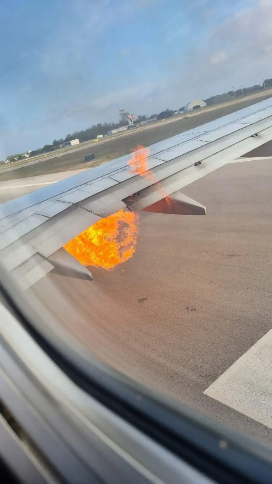 One of the engines was spotted in flames (Twitter/ @fl360aero)