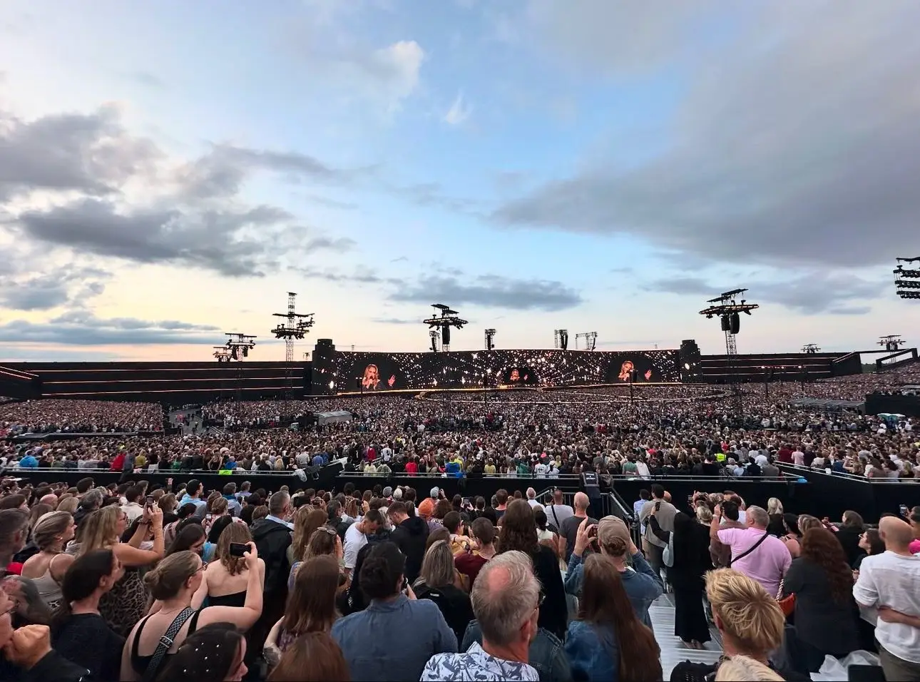 Adele's concert seated 80,000 people. (X/@oadelelauriebr)