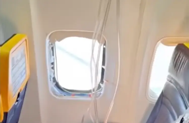 Oxygen masks came down during the incident (ABC News/Radio Thessaloniki)