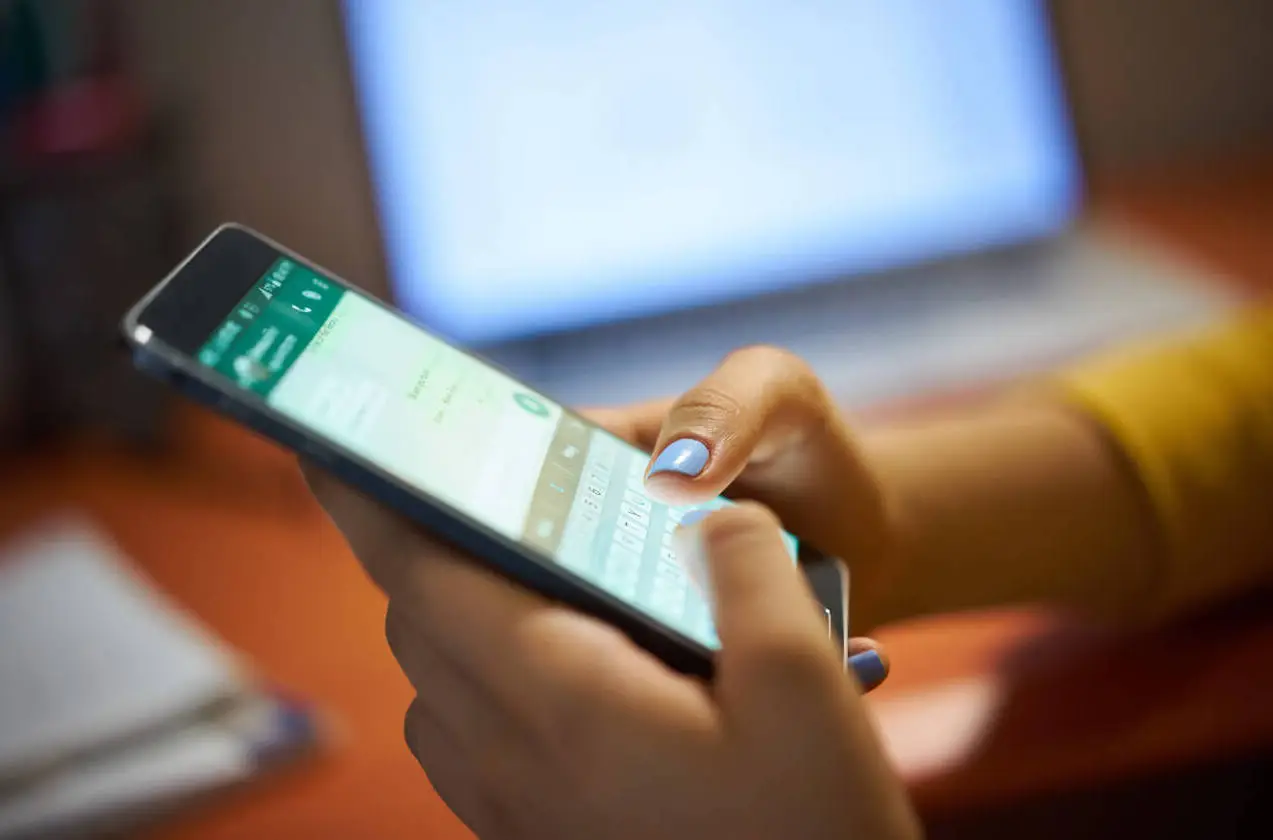 WhatsApp Text (Alamy)