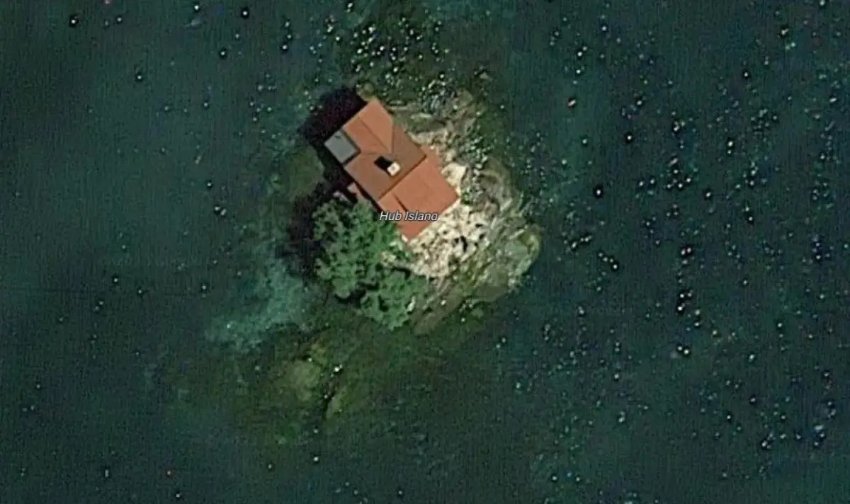 Some tourists board boats to catch a glimpse of the famous home (Google Maps)