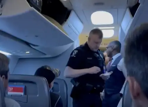 Police escorted the passengers from the plane (X/@arjunswritings)