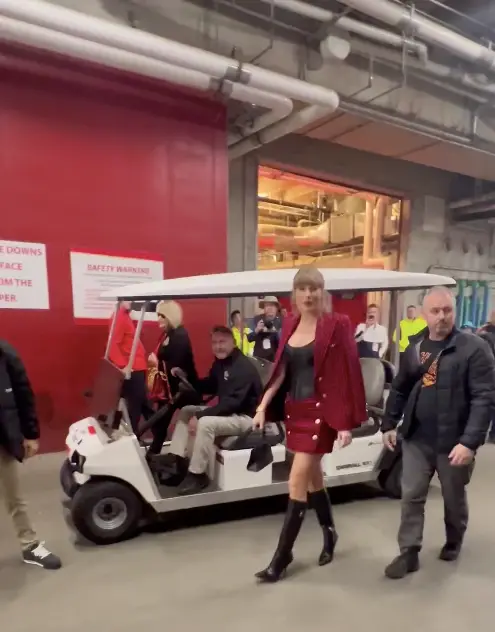 Taylor Swift and her parents arrived to support Travis Kelce (X/@SportsRadio810)