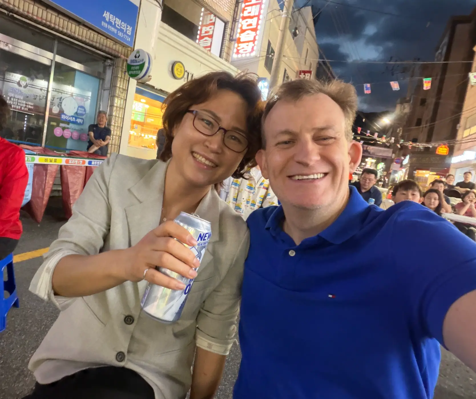 Robert seen with his wife, AKA 'BBC Mom' (Twitter/@Robert_E_Kelly)