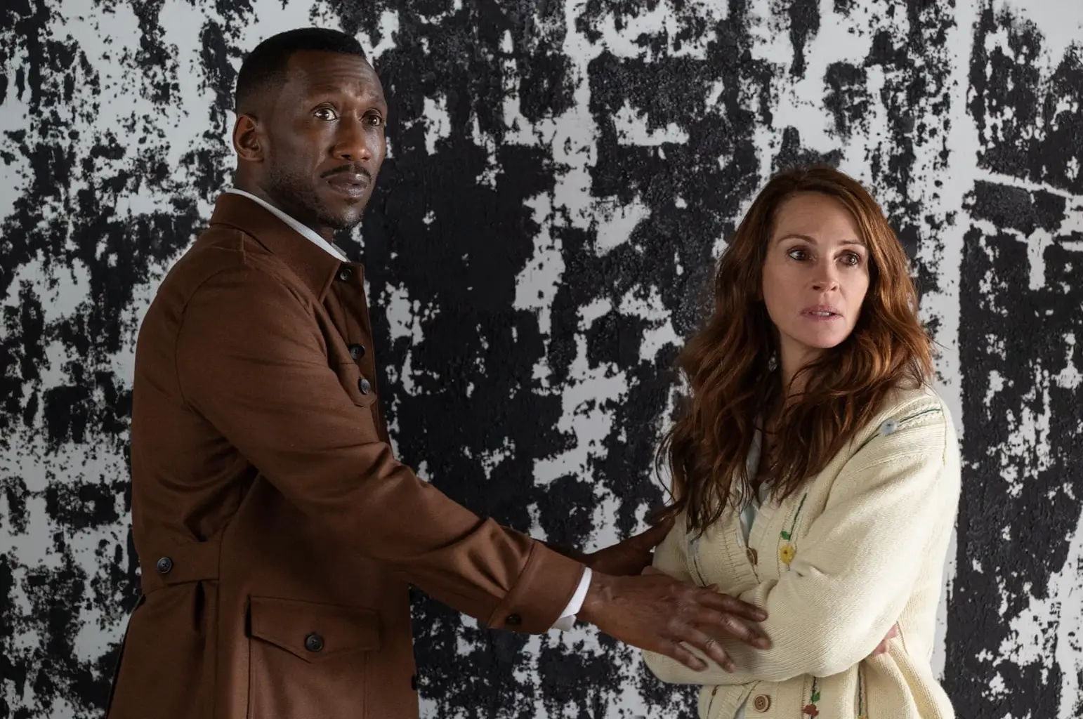 Roberts has admitted she felt considerably awkward and embarrassed during a dance scene in the film.