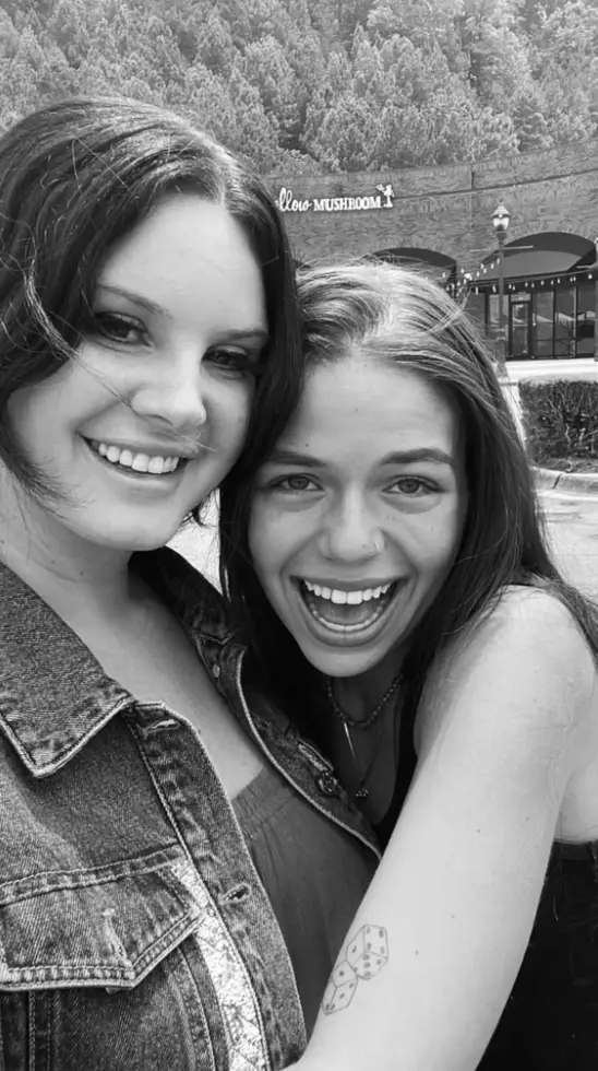 Lana Del Rey is working at a Waffle House in Alabama, while happily posing with fans.