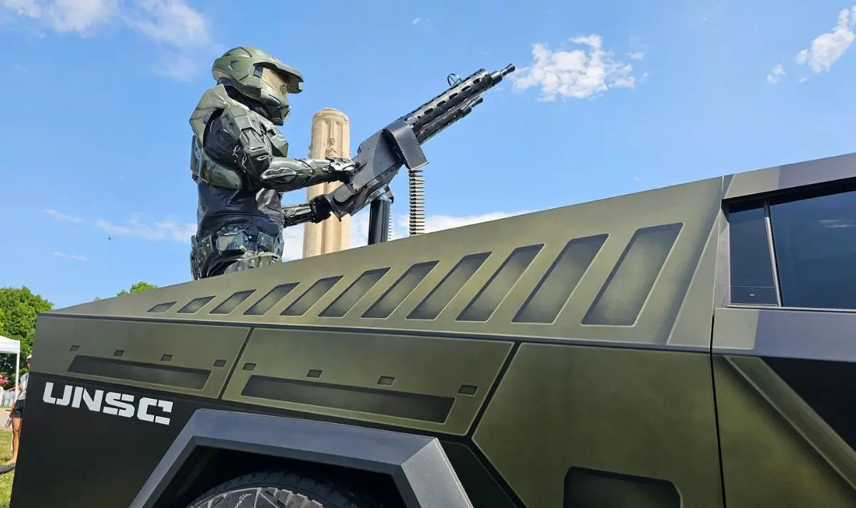 One fan claimed the Tesla owner was 'winning' at life (TeslaKen/Cybertruck Owners Club)