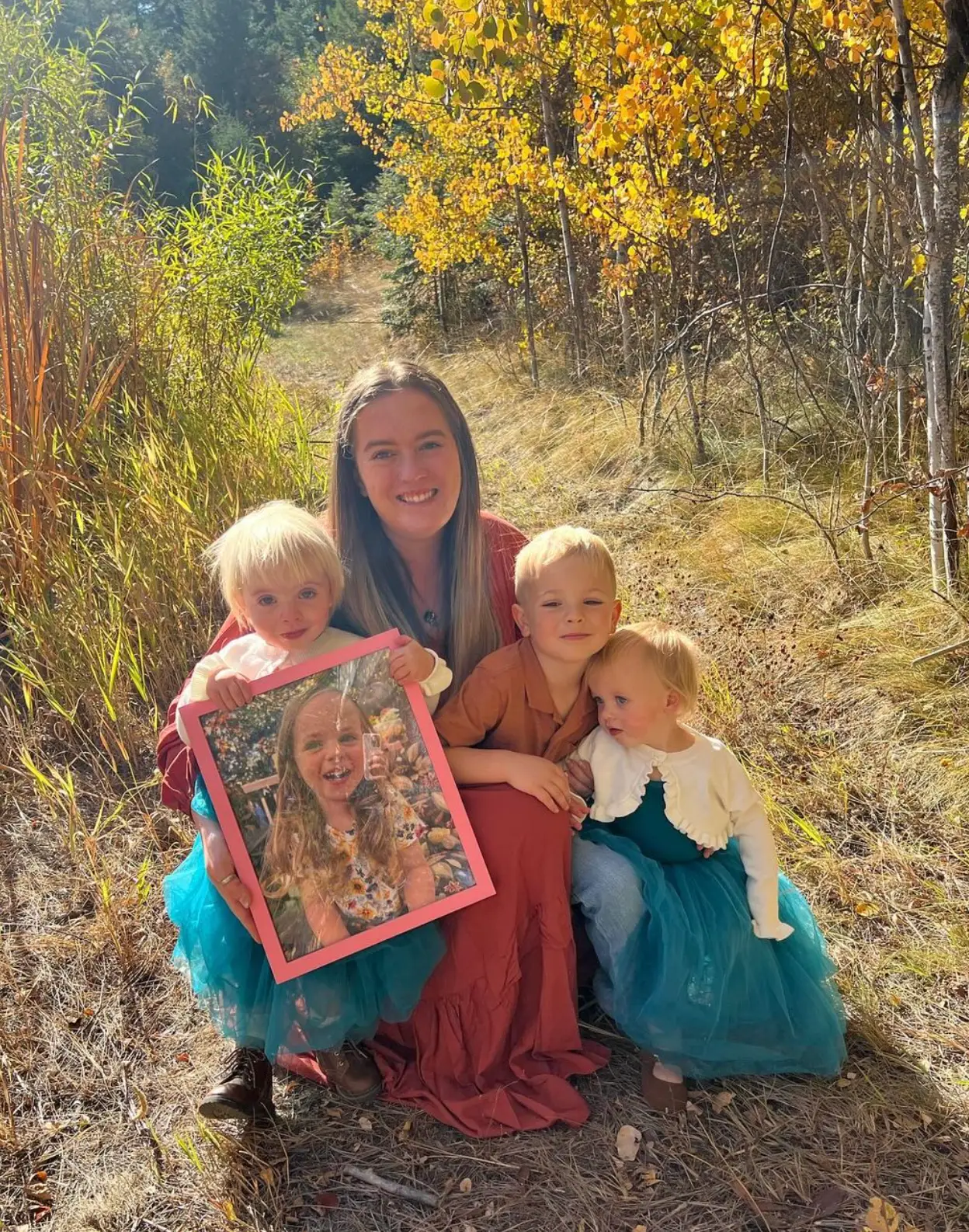 Heartbreaking picture of Samantha Jensen with her kids Henry, Molly, Rosie and a picture of her late daughter Scarlett (Instagram/samjensen44)