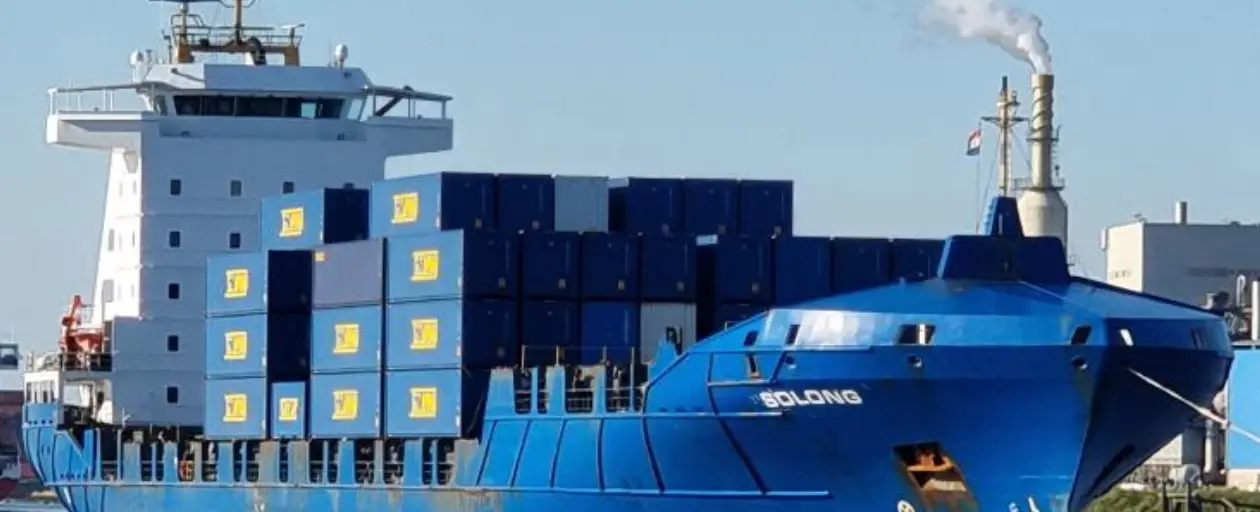 It is believed the container ship crashed into the oil tanker (VesselFinder)