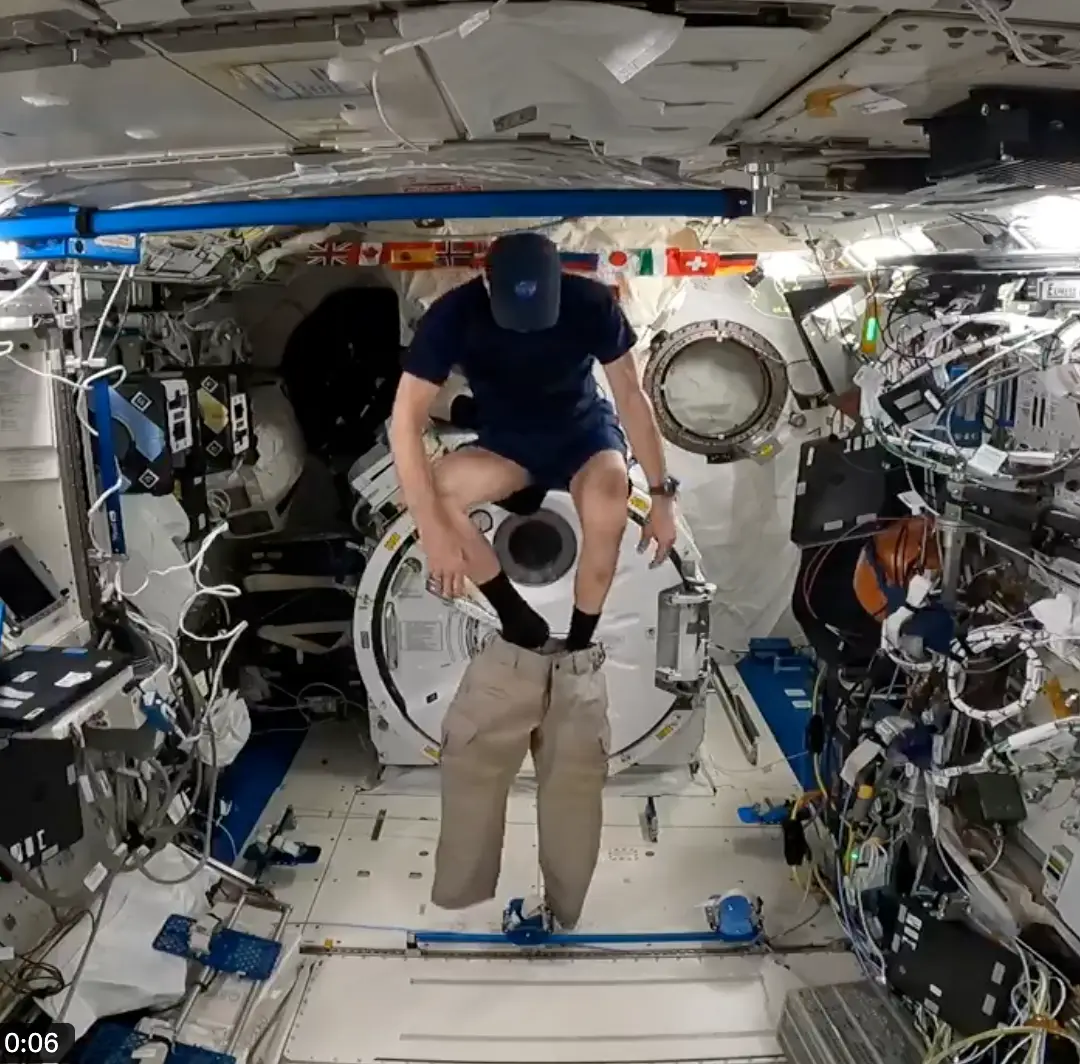 Astronaut Don Pettit floated into his cargos (@astro_Pettit/Twitter)