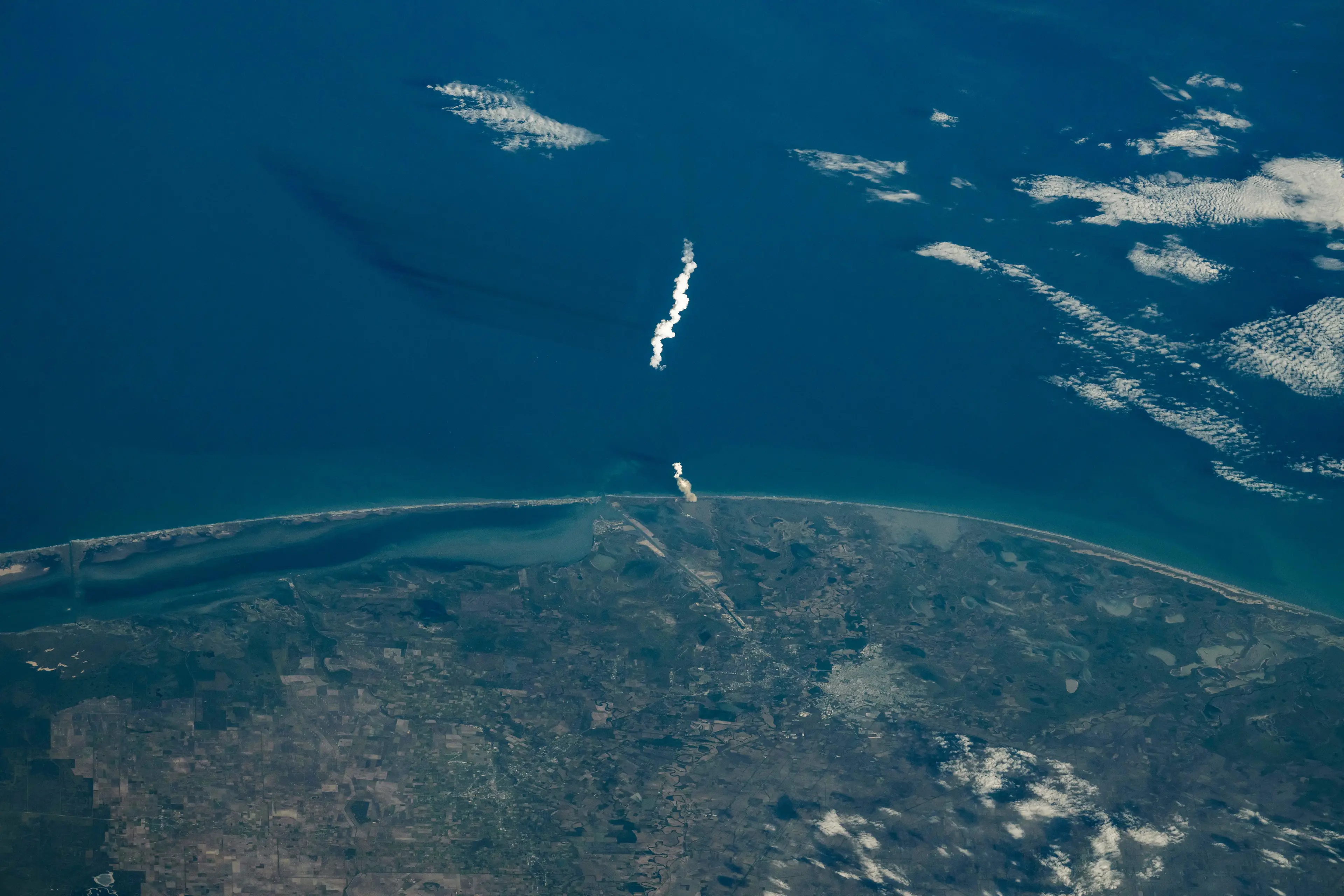 Don Pettit was able to capture the historic SpaceX test launch from space (Astro_Pettit/Reddit)