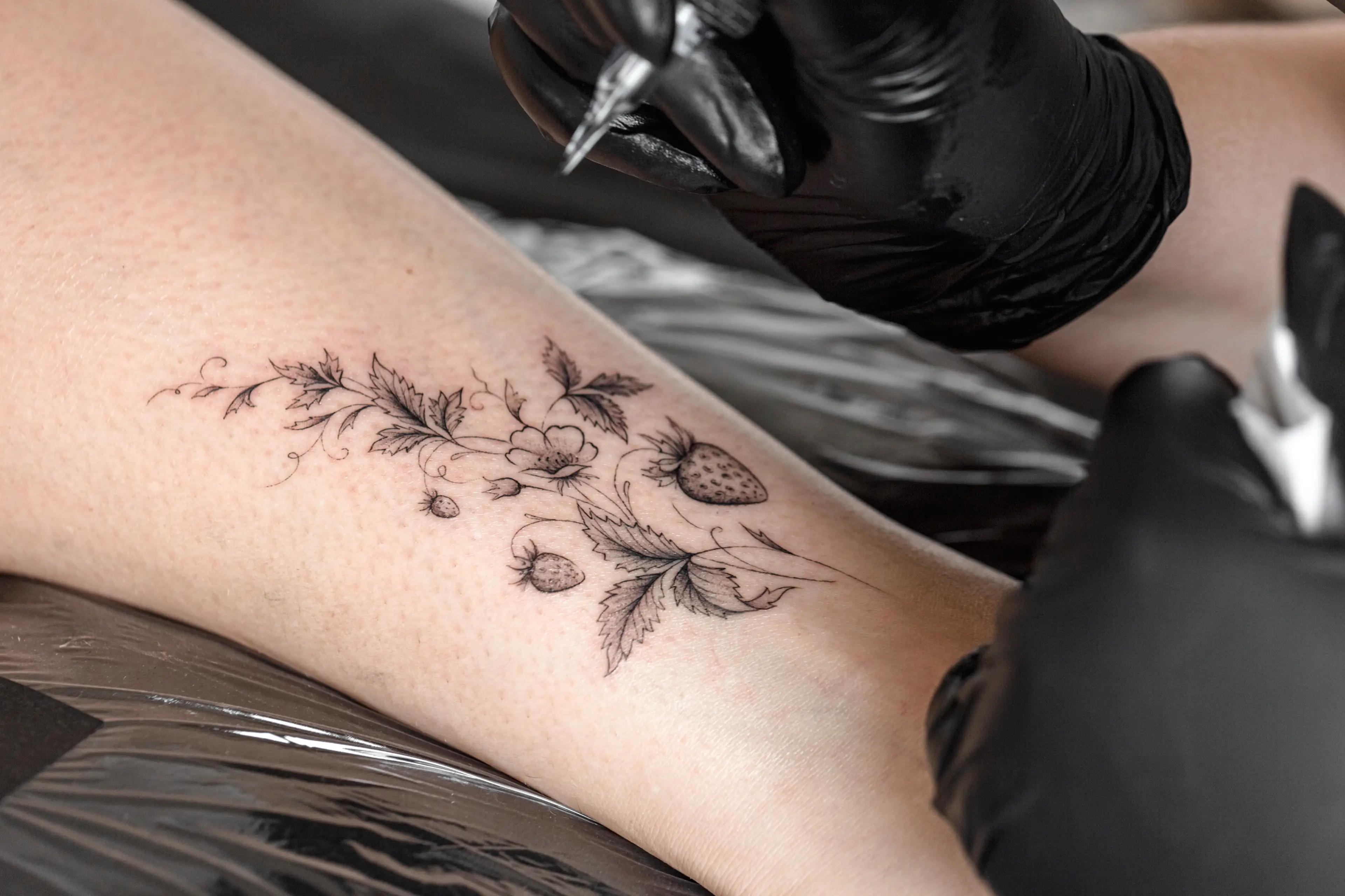 Fine line tattoos don't age well, according to the tattoo artist (Getty Stock Image)