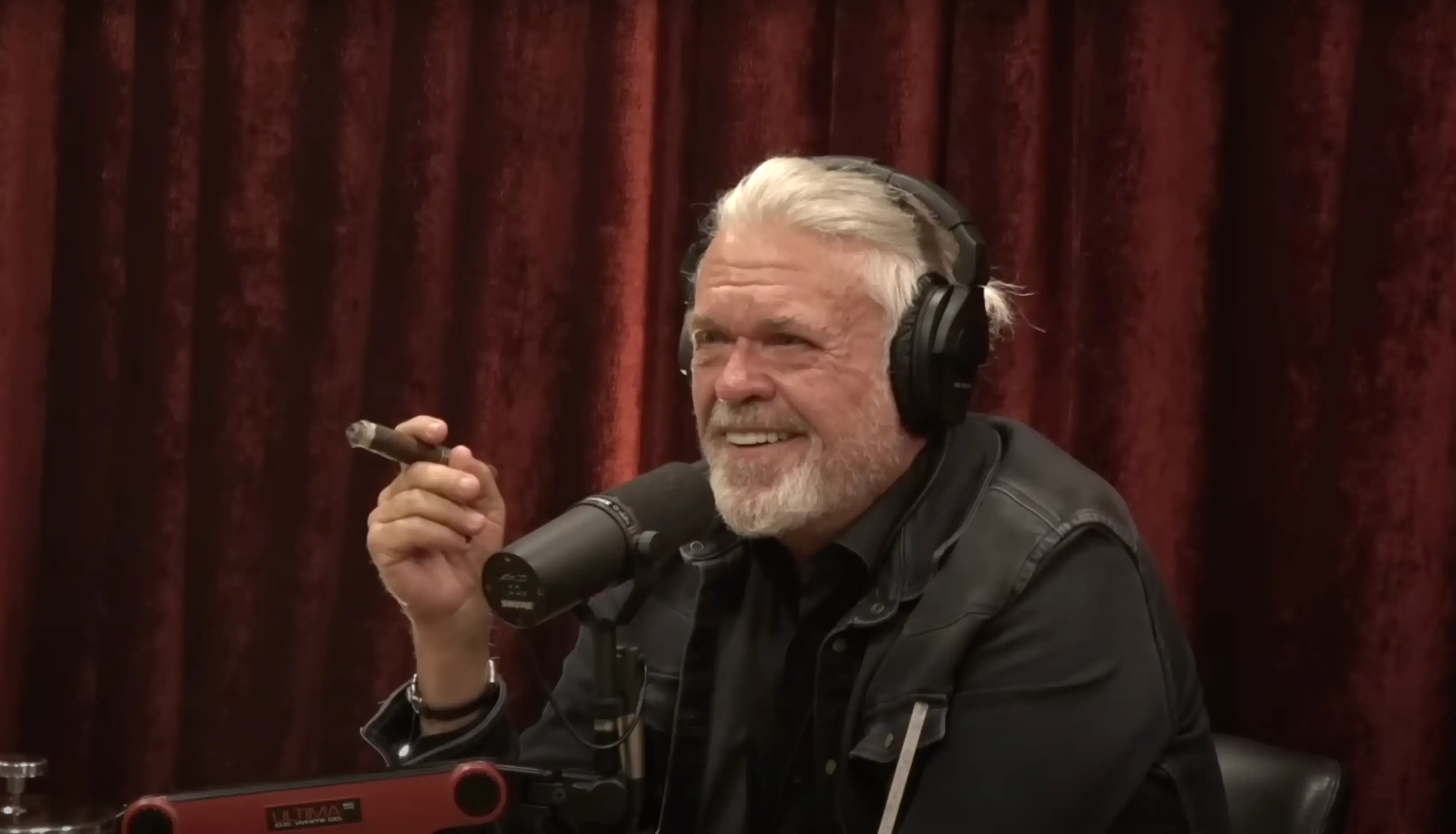 Joe Rogan invited Ron White onto his show, the American comedian who has also given up drinking (YouTube/PowerfulJRE)