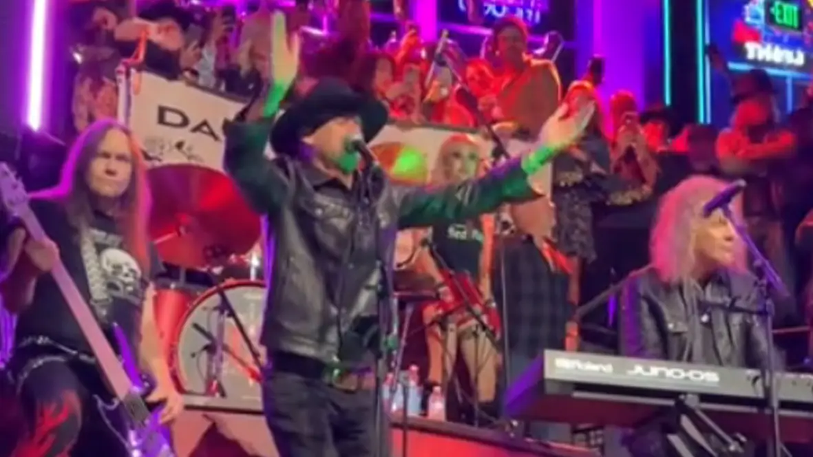 Kid Rock storms off stage after slamming audience for not clapping during performance