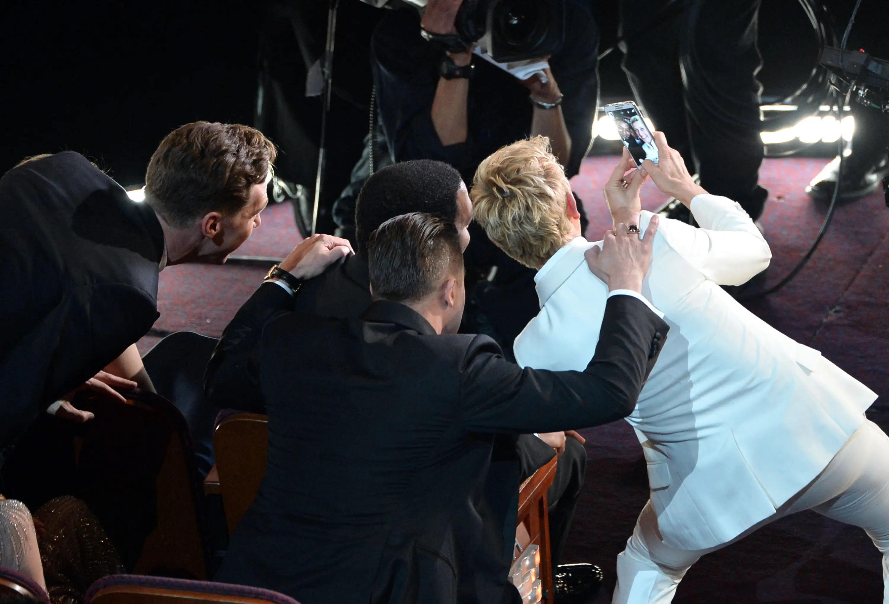 The actors gather for the selfie.