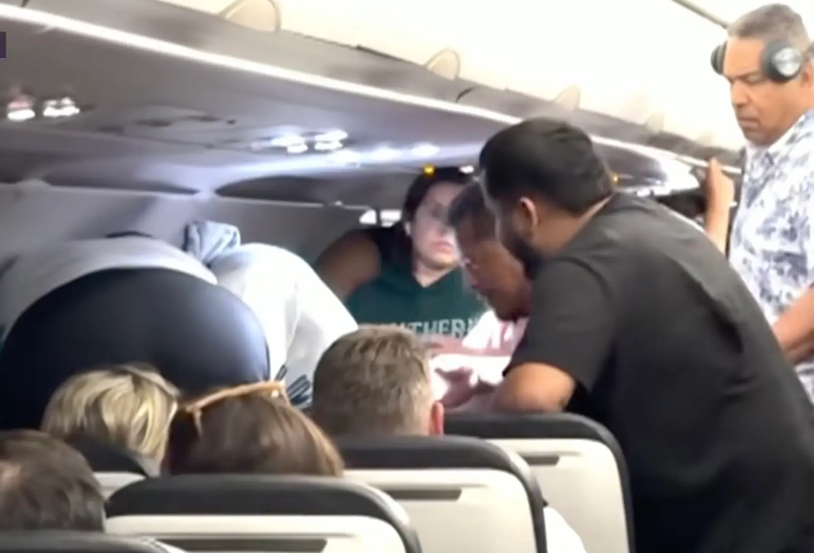 The aircraft swiftly landed in Miami following the disruption. (@VIEFORVIES/TikTok/NBC News)