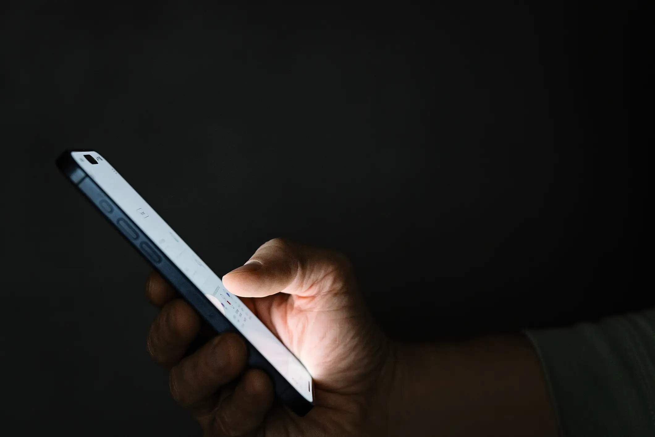 A lot of people are guilty of zombie scrolling through the cellphones (Getty Stock Image)