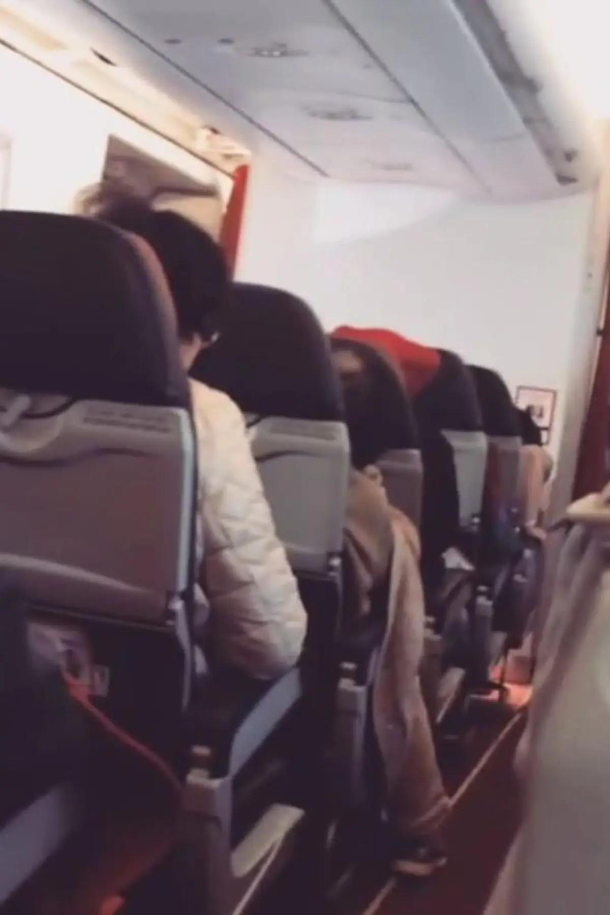 Passengers were experiencing a 'washing machine' sensation. (Instagram/@maesaya)