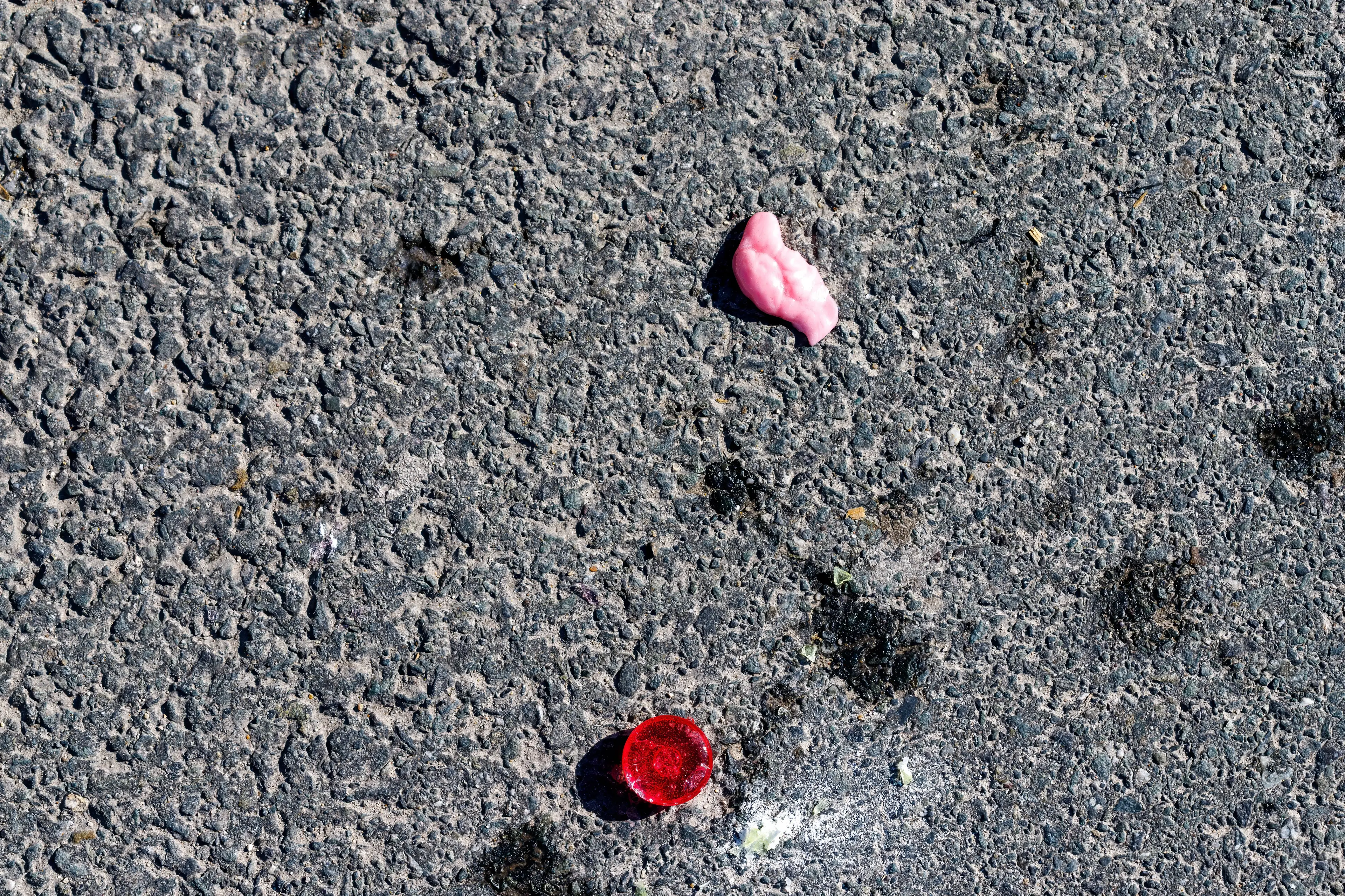 This is also a bad way to dispose of chewing gum (de-nue-pic/Getty)