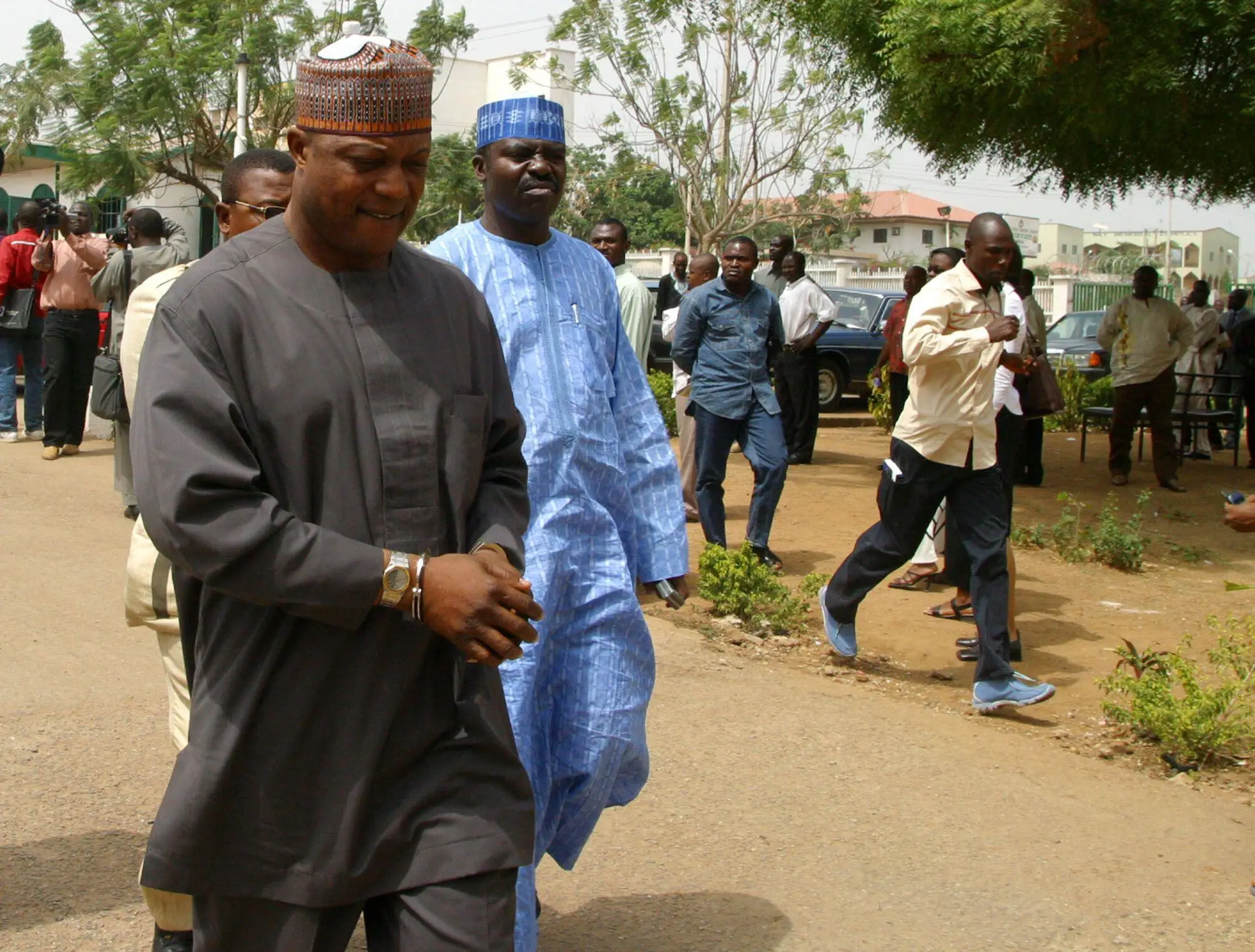 Emmanuel Nwude (left) arriving at the high court of justice back in 2004 (Associated Press / Alamy Stock Photo)