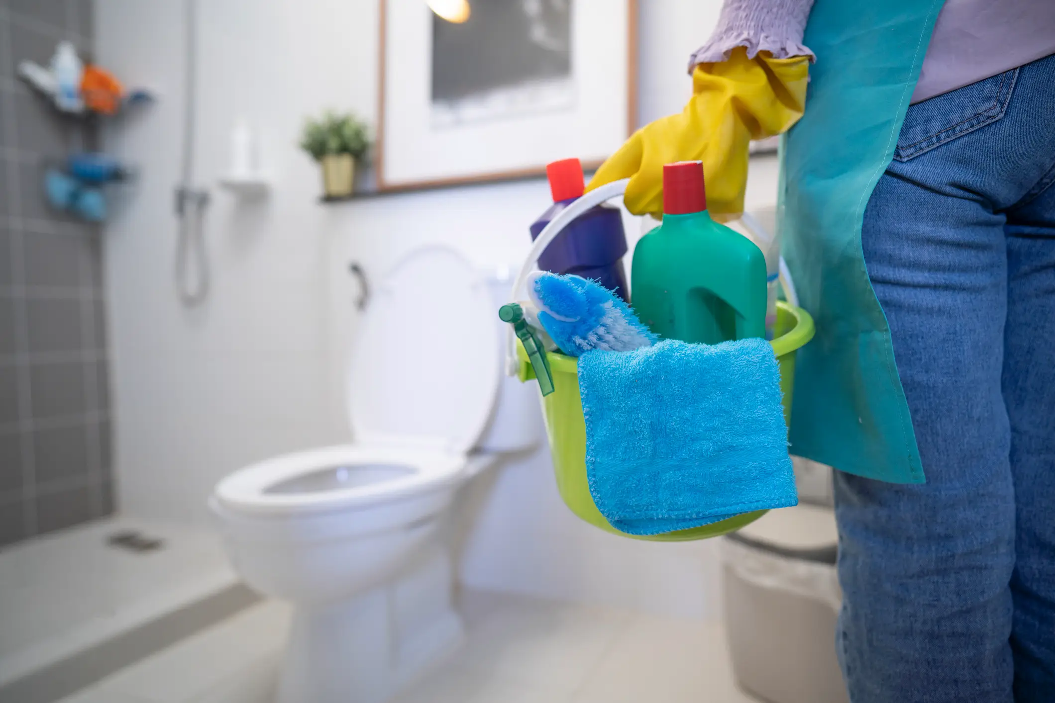 Cleaning the bathroom is many people's least favorite chore (Getty Stock Image)