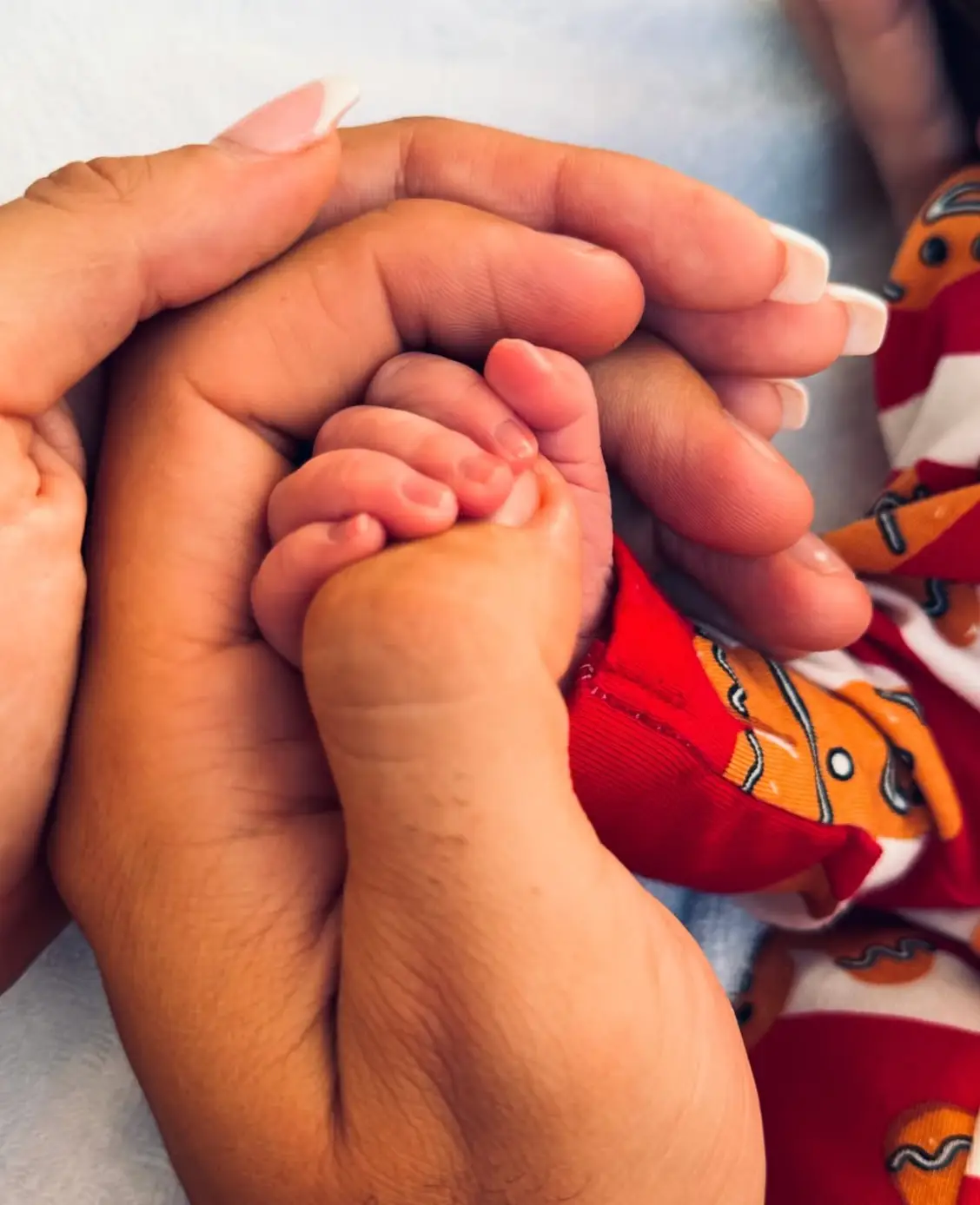 The couple's "Christmas miracle" has arrived, just one month after the couple shared their pregnancy news. (scarletvas/Instagram)