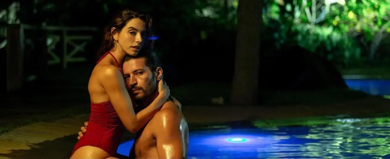 Viewers say they're a fan of the cast, script and the raunchy scenes (Netflix)