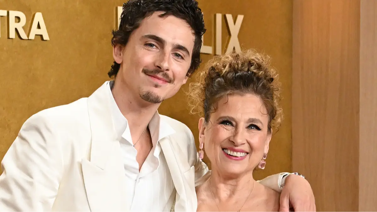 Lip reader 'reveals' Timothée Chalamet's 6-word demand to mom as he shows up to red carpet without Kylie Jenner