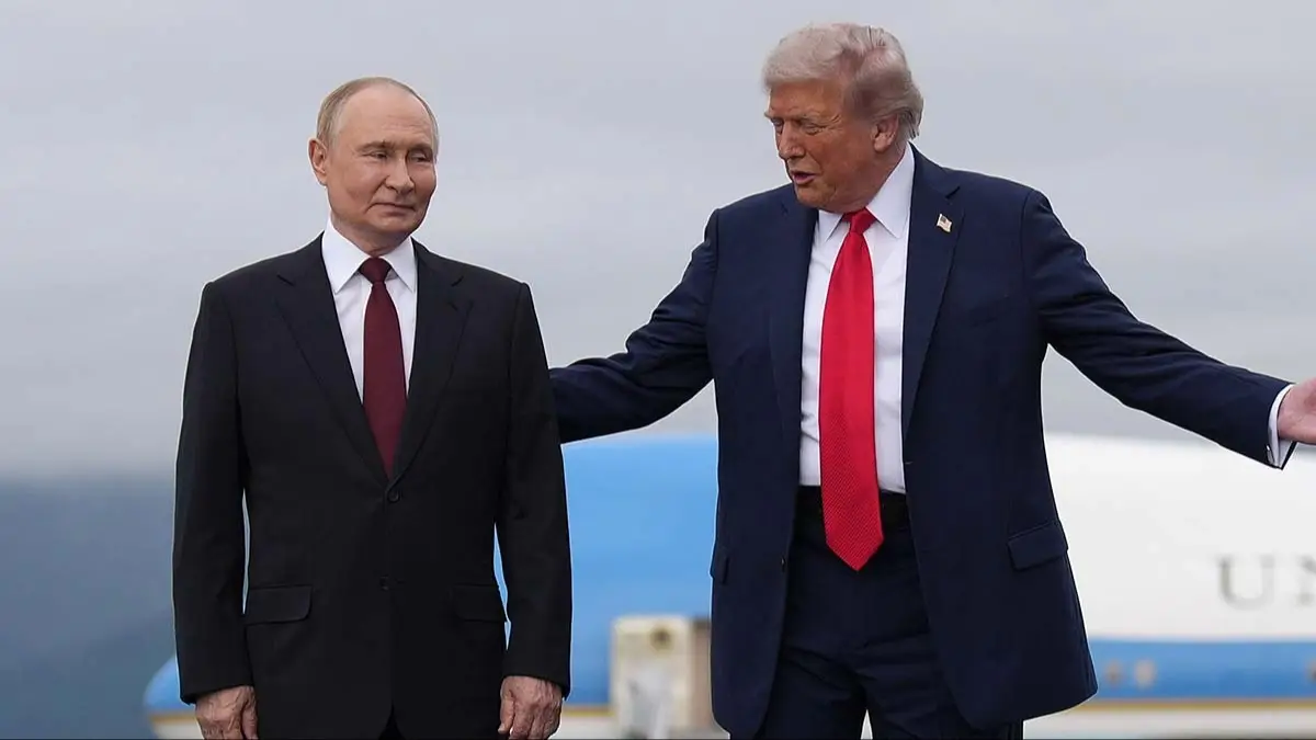 Trump makes shocking 'power move' and flies nuclear bombers over Putin's head at meeting