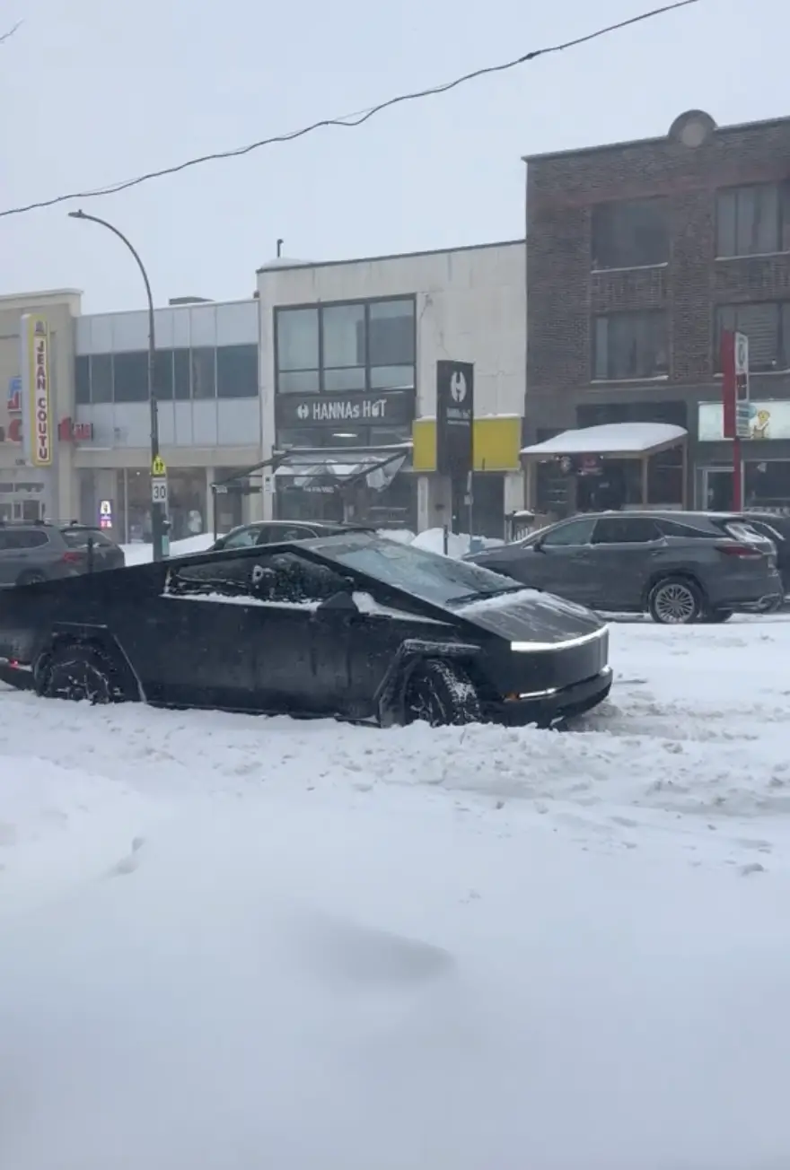 The Tesla truck appeared to struggle to move in the snow (TikTok/@tareq2022khan)