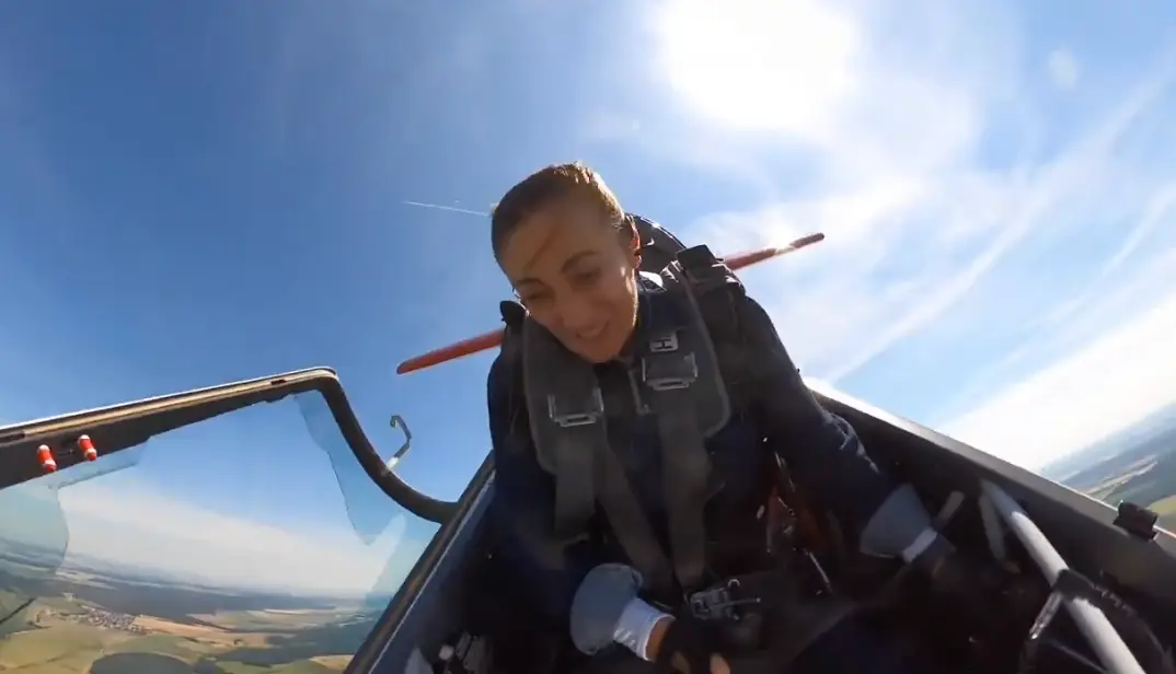 The canopy flew open after Narine took a turn. (narinemelkumjan/Instagram)