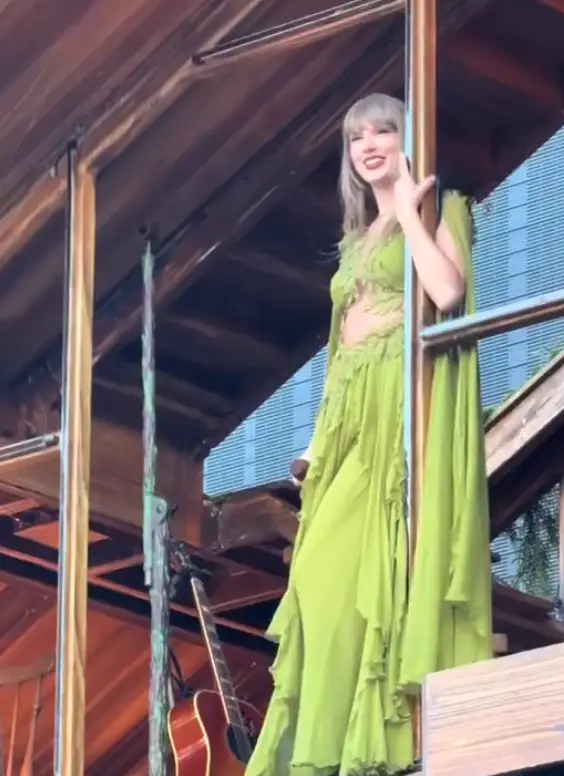 Swift paused her concert to congratulate the couple (X/ @tswifterastour)