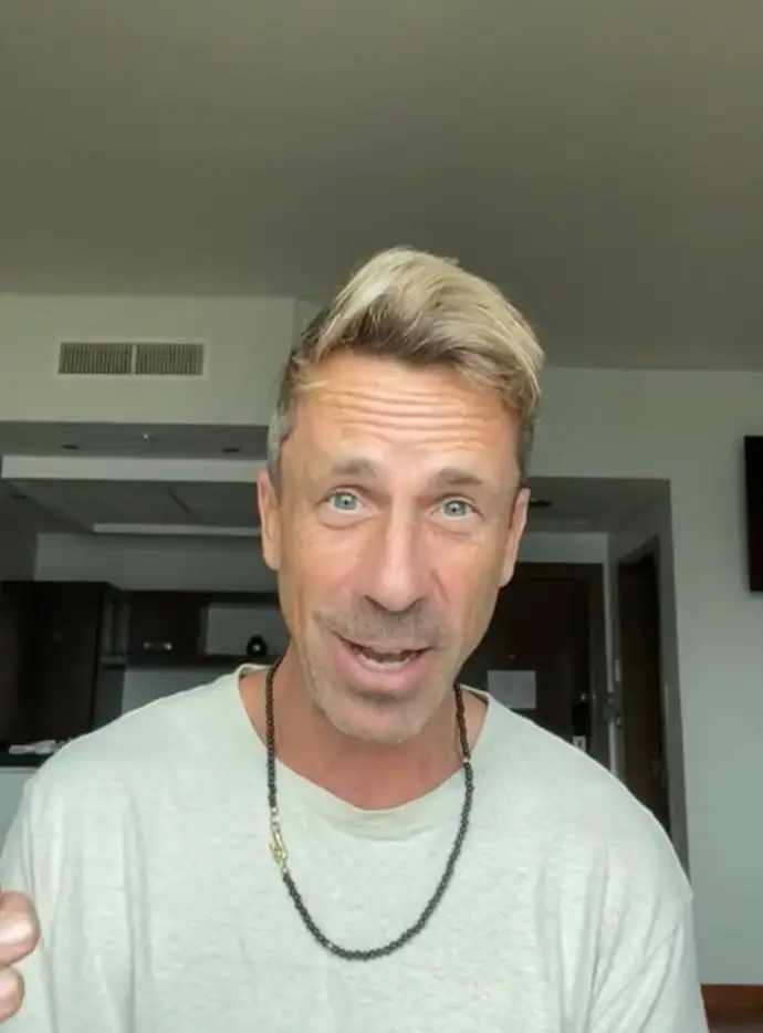 If they're trying to hide their phone from you at all costs, something might be up (Instagram/@couplestherapywithjonathan)