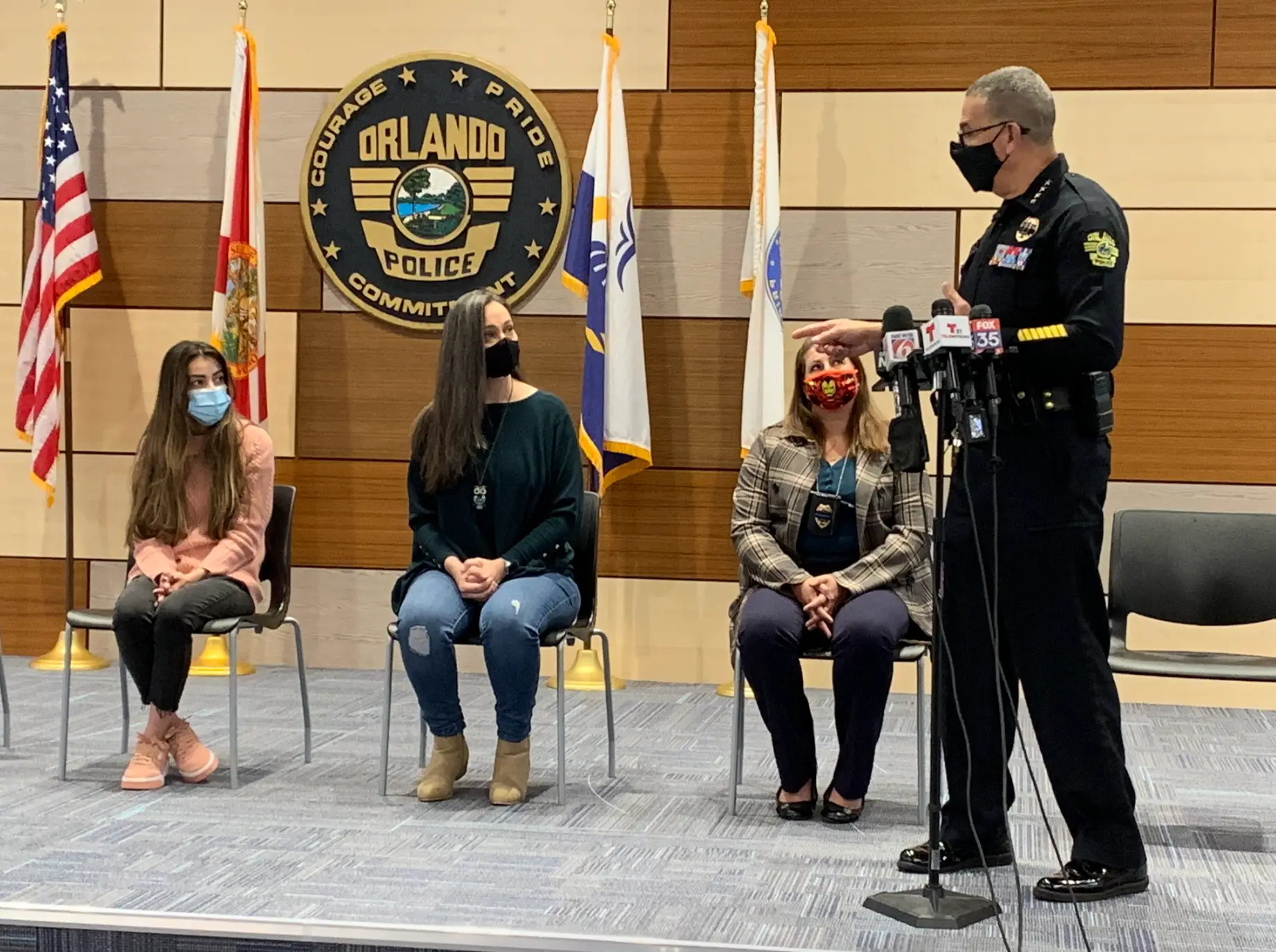 The waitress (middle) was quick to save the boy and get help. (X/@Fox35Matt)