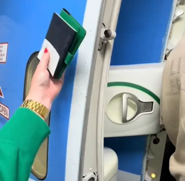 She always taps the plane for good luck when boarding. (TikTok/@erinrivers_)