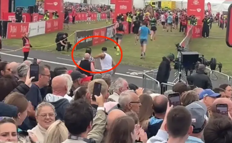 The alleged 'push' caught on camera (TikTok/@el_chic_boutique)