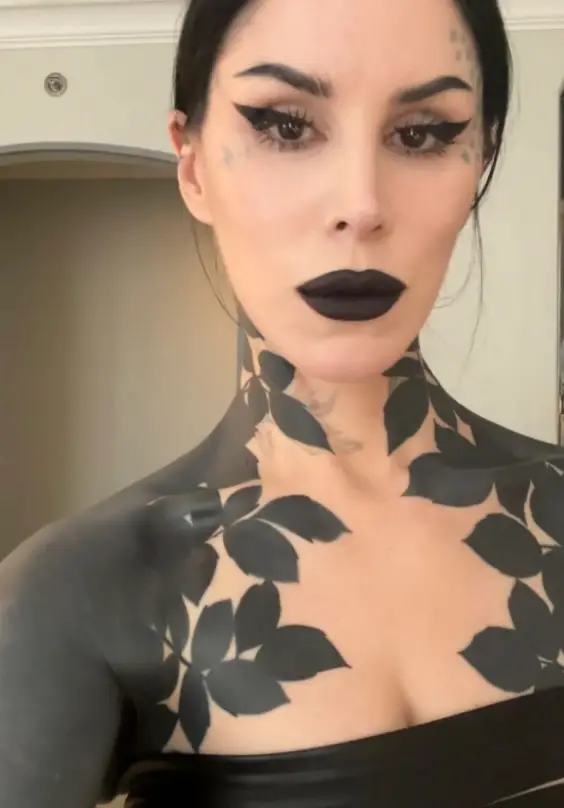 The star started the blackout process back in 2020 (Instagram/@thekatvond)