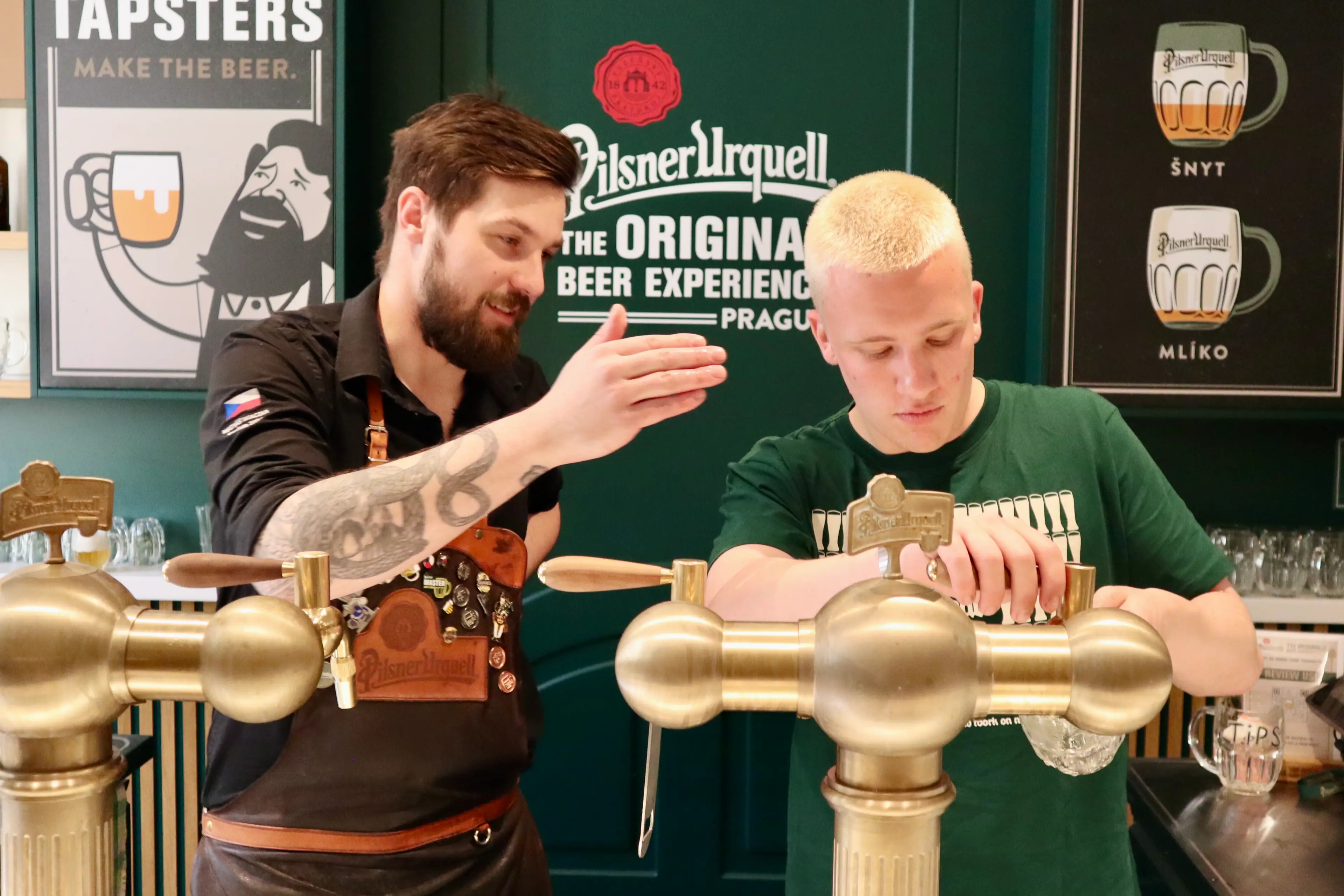 Being coached through pouring a very enjoyable pint (LADbible)