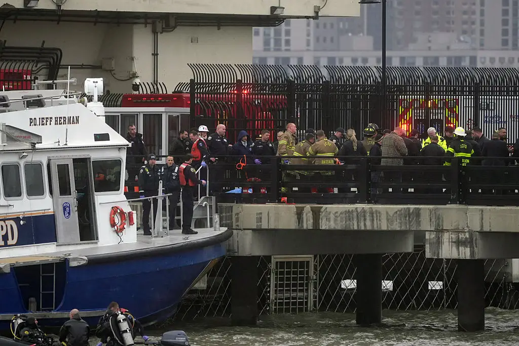 Authorities captured at the scene of the crash (Lokman Vural Elibol/Anadolu via Getty Images)