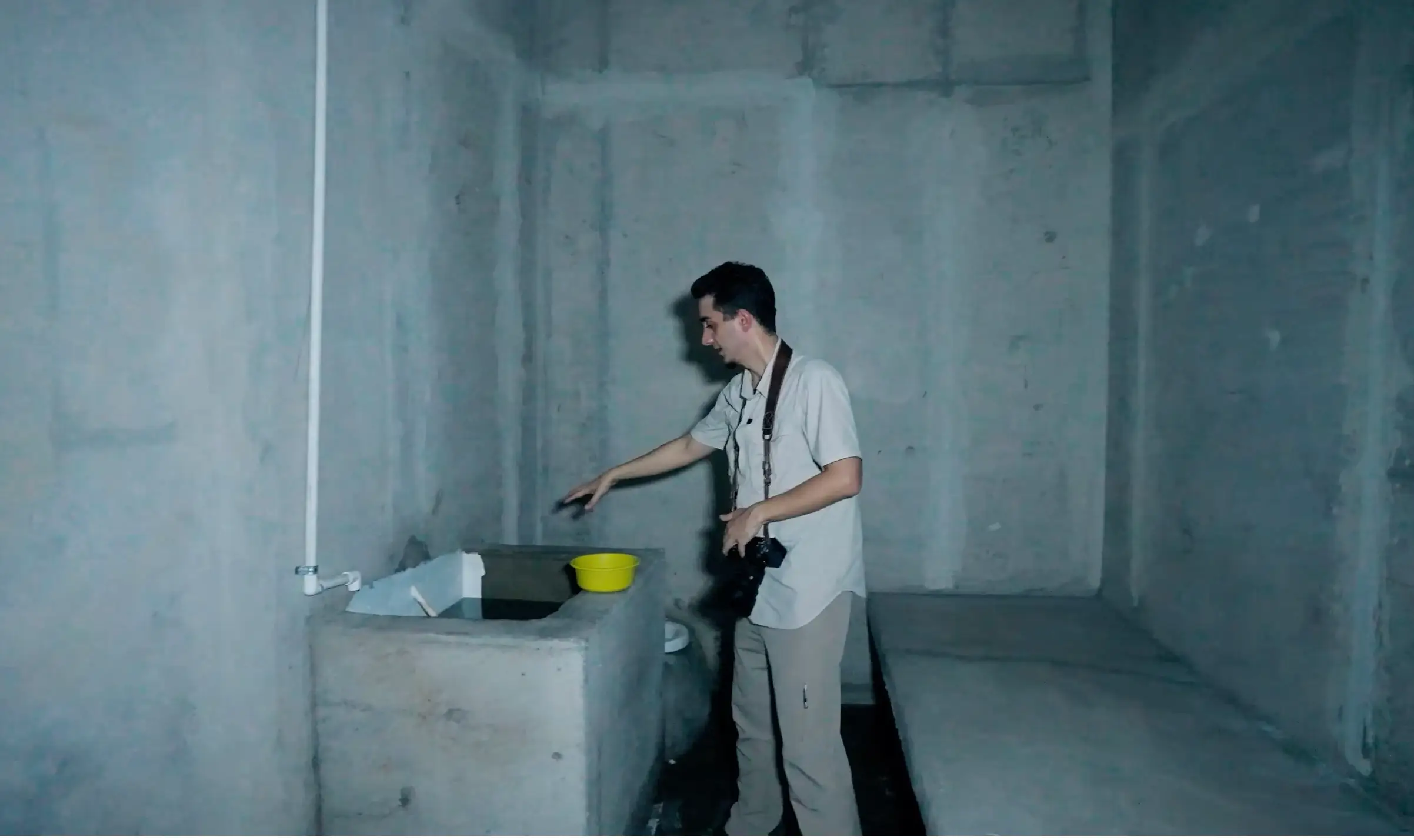 YouTuber Ruhi Çenet gave people a tour of the tiny solitary confinement cell at CECOT (YouTube/Ruhi Cenet)