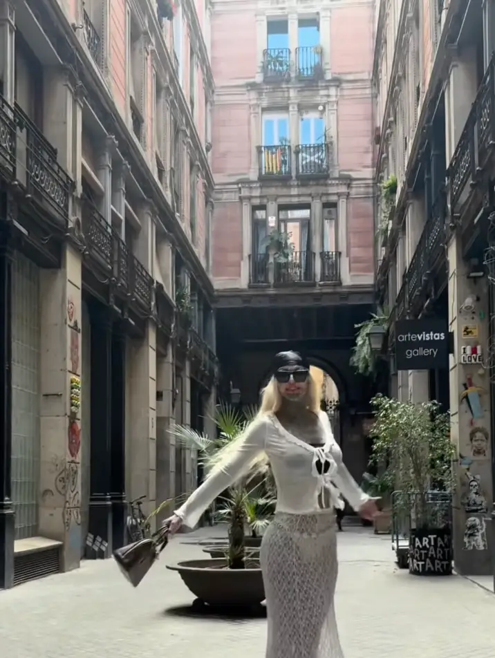She flew over 20 hours for the procedures. (amberluke.666/Instagram)