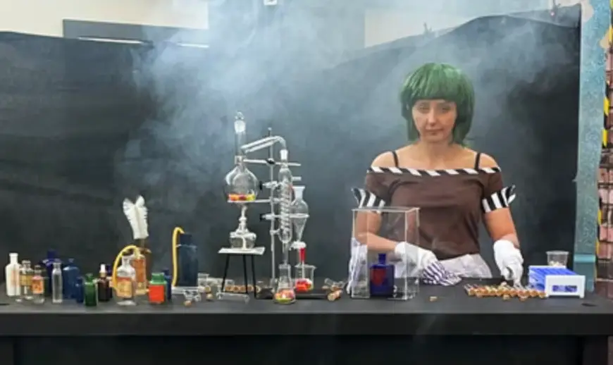 Kirsty Paterson was hired to be an Oompa Loompa for the now-viral event (X)